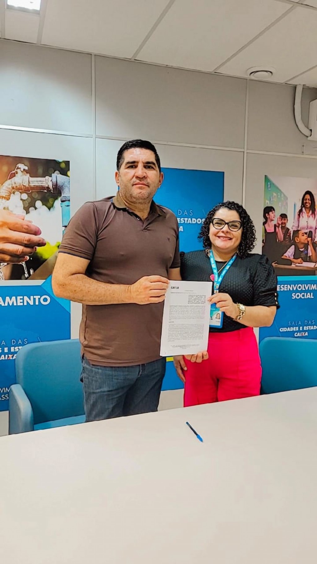 Prefeito Jarson Santos assina contrato para pavimentação de diversas ruas urbanas.