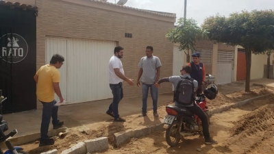 Prefeito Jarson visita obras de pavimentação de ruas no bairro Pau Brasil