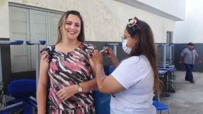 Prefeitura de Nova Floresta realiza vacinação no Forró dos Idosos