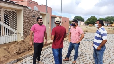 Prefeito Jarson acompanha obras de pavimentação de diversas ruas no município