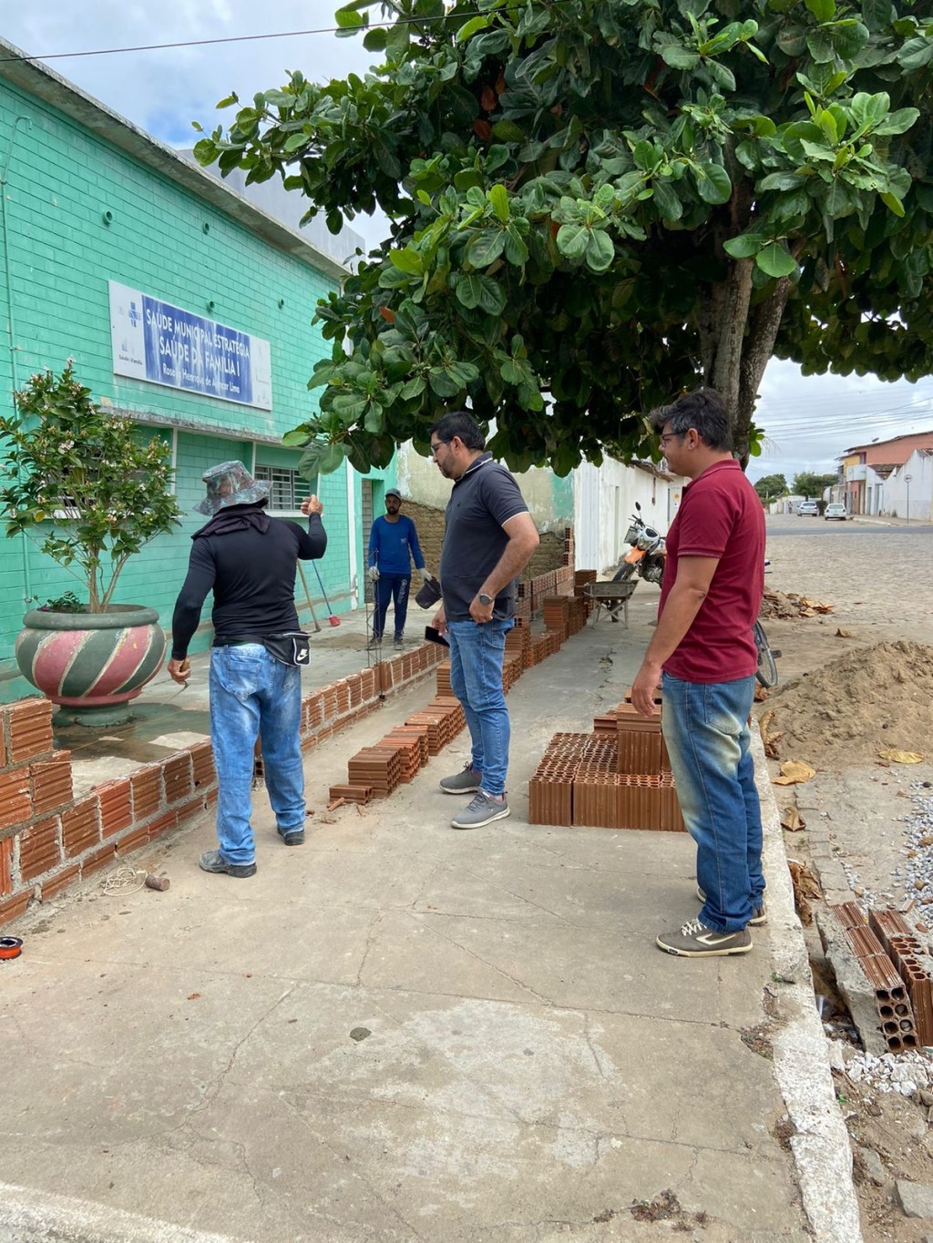 Prefeito Jarson Santos acompanha reforma no PSF I.