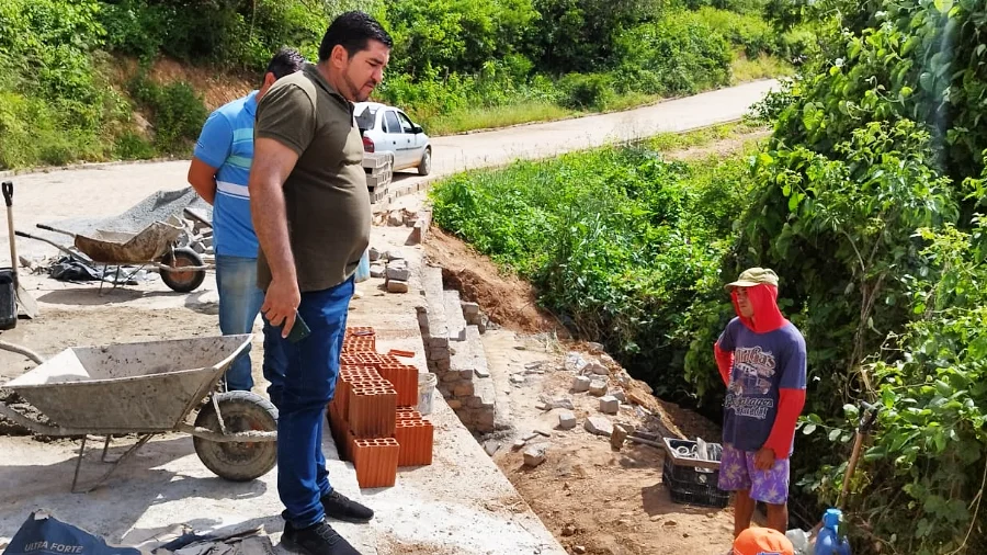 Prefeito Jarson acompanha obras na ladeira da Pedra D'água