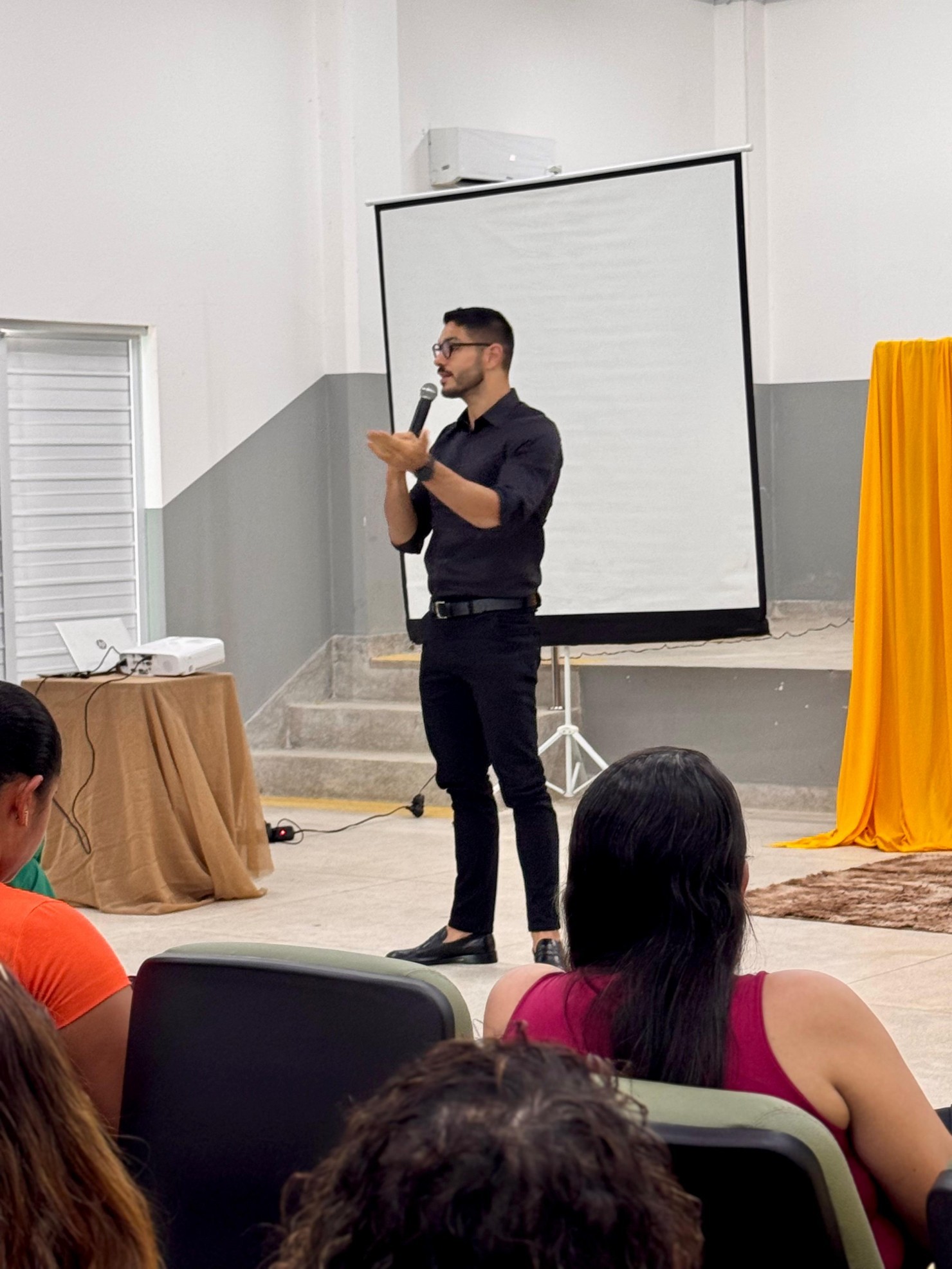 Nova Floresta promove palestra sobre escuta protegida durante ações da campanha Maio Laranja
