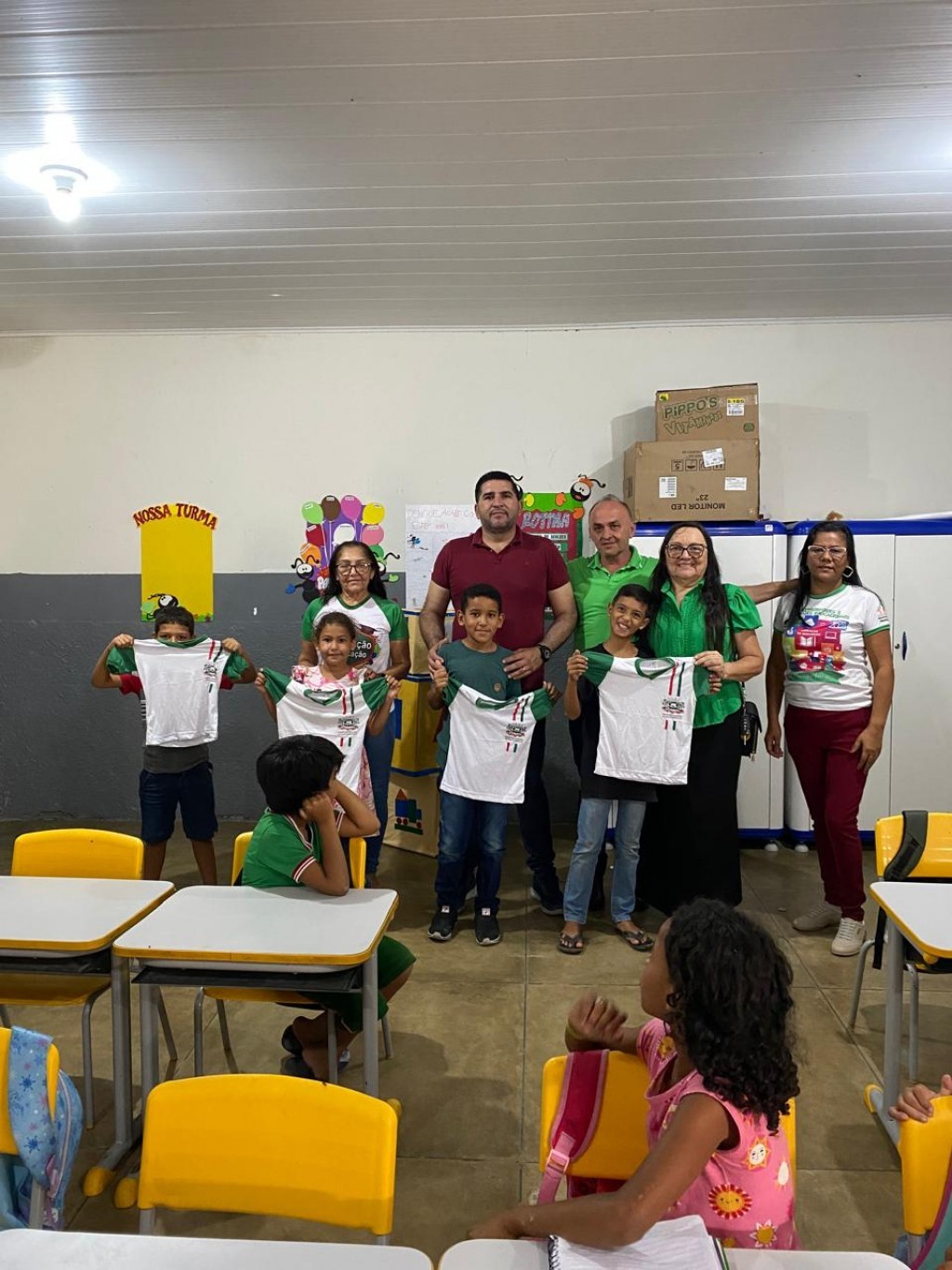O Prefeito Jarson Santos, em Parceria com a Secretária de Educação Maria Aldenora realizaram a distribuição de Fardamentos para toda Rede Municipal.