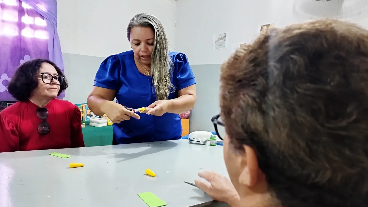 Prefeito Jarson acompanha aula de oficina de artesanato em biscuit, no CRAS