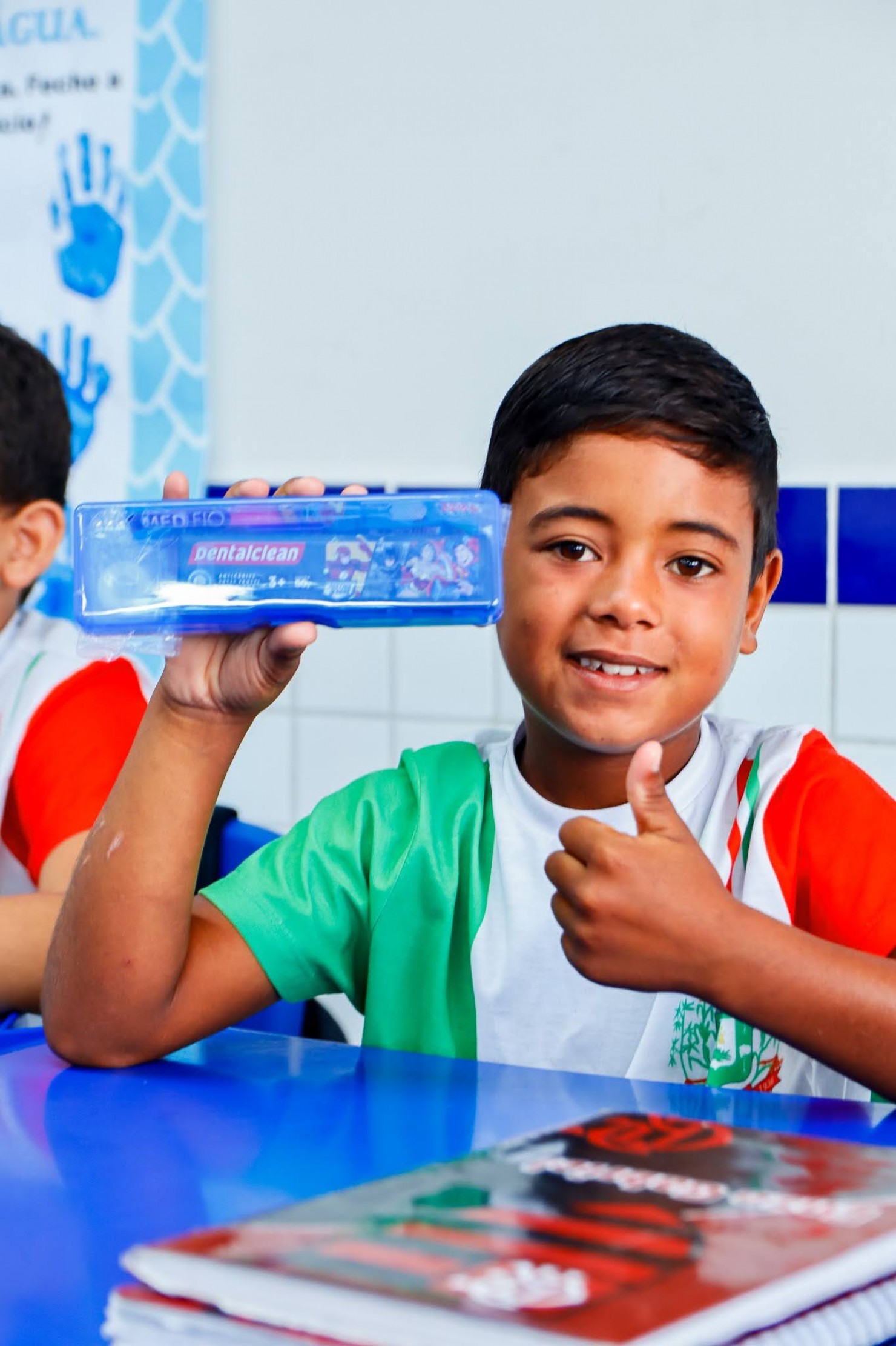 Secretaria de Educação realiza entrega de kits de higiene bucal para alunos da rede municipal