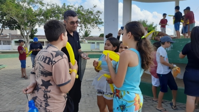Usuários do SCFV visitam e decoram praça na campanha do Setembro Amarelo