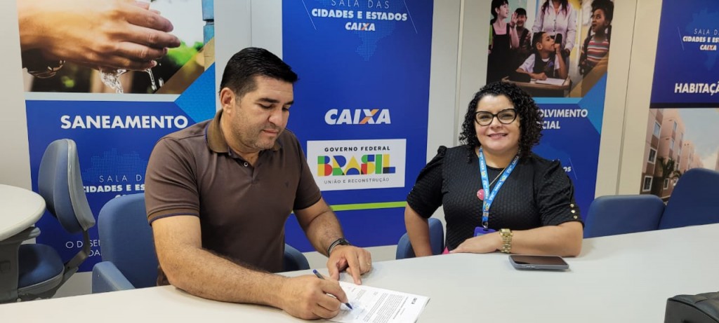 Prefeito Jarson Santos assina contrato para pavimentação de diversas ruas urbanas.
