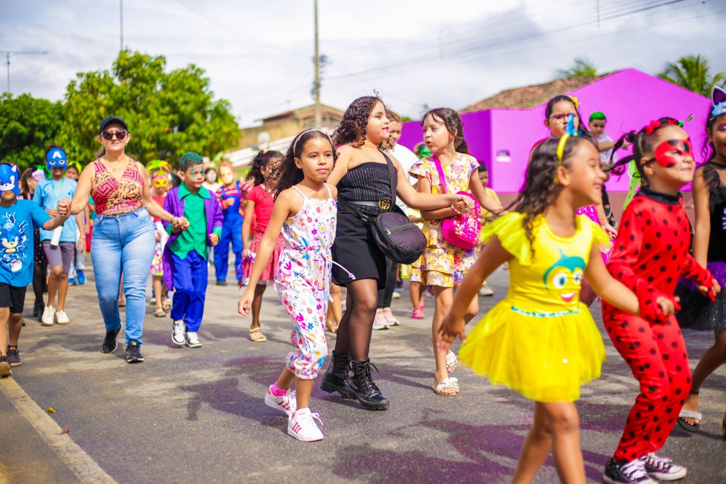 Bloco Escola Folia leva animação e alegria às ruas de Nova Floresta