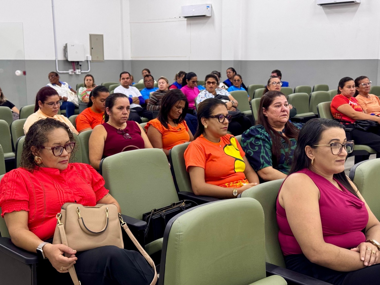 Nova Floresta promove palestra sobre escuta protegida durante ações da campanha Maio Laranja