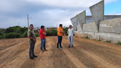 Prefeito Jarson acompanha retomada das obras de ginásio