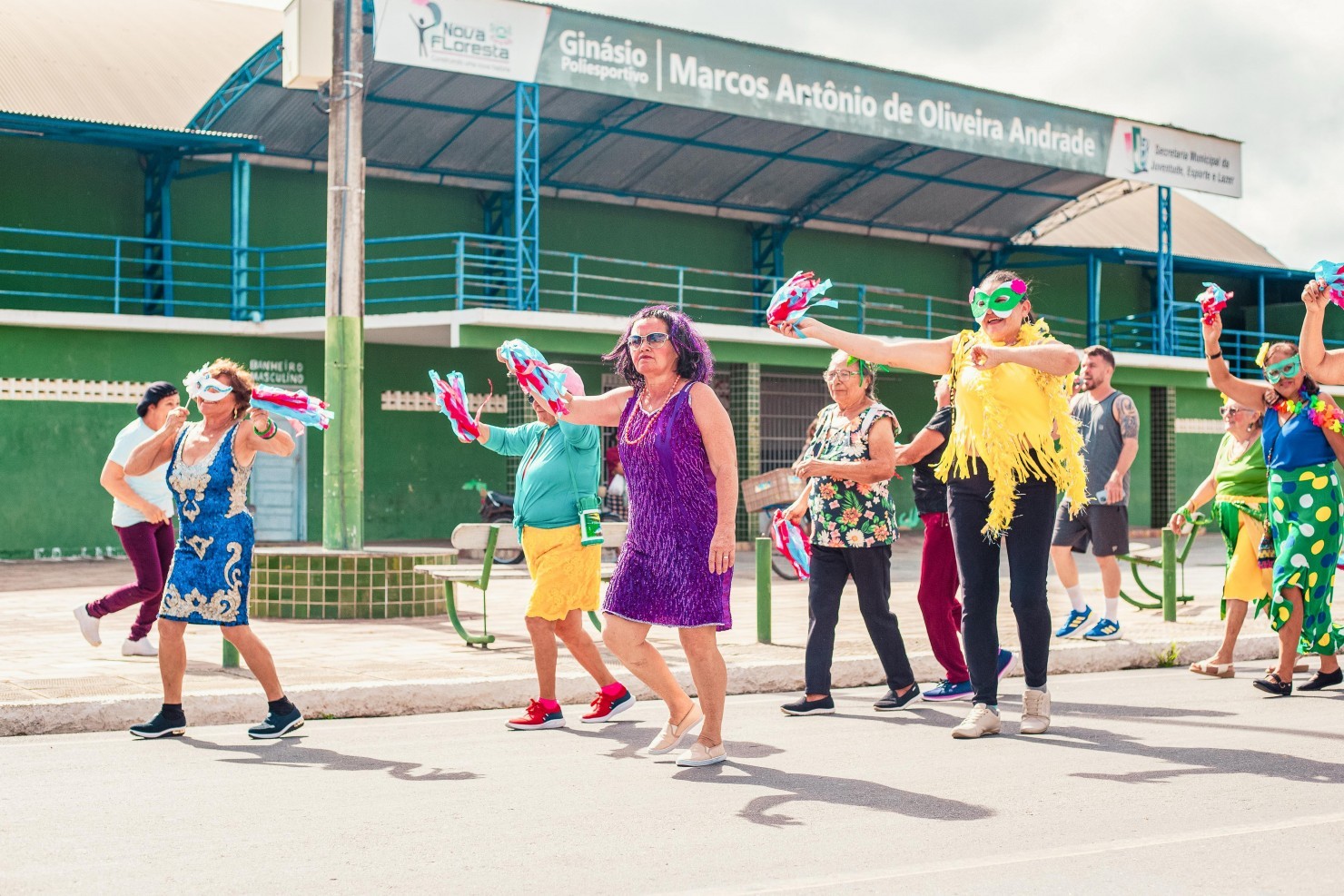 Viver Bem Folia leva alegria e animação ao Carnaval dos Idosos em Nova Floresta