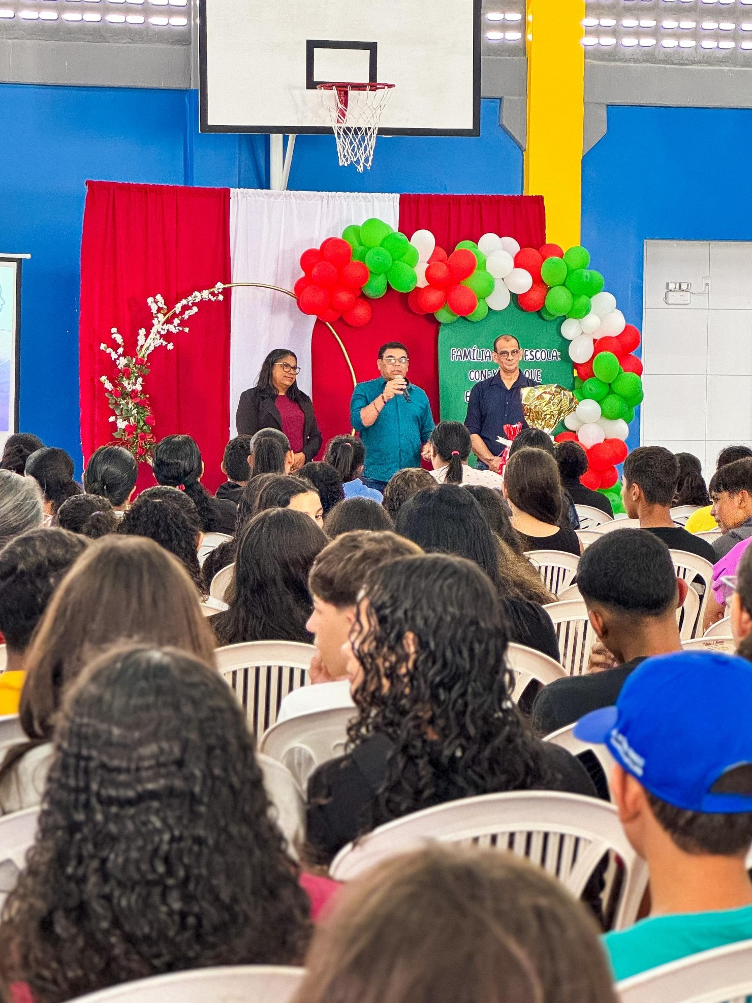 Escola Papa Paulo VI promove encontro com famílias para discutir desafios das relações entre pais e filhos