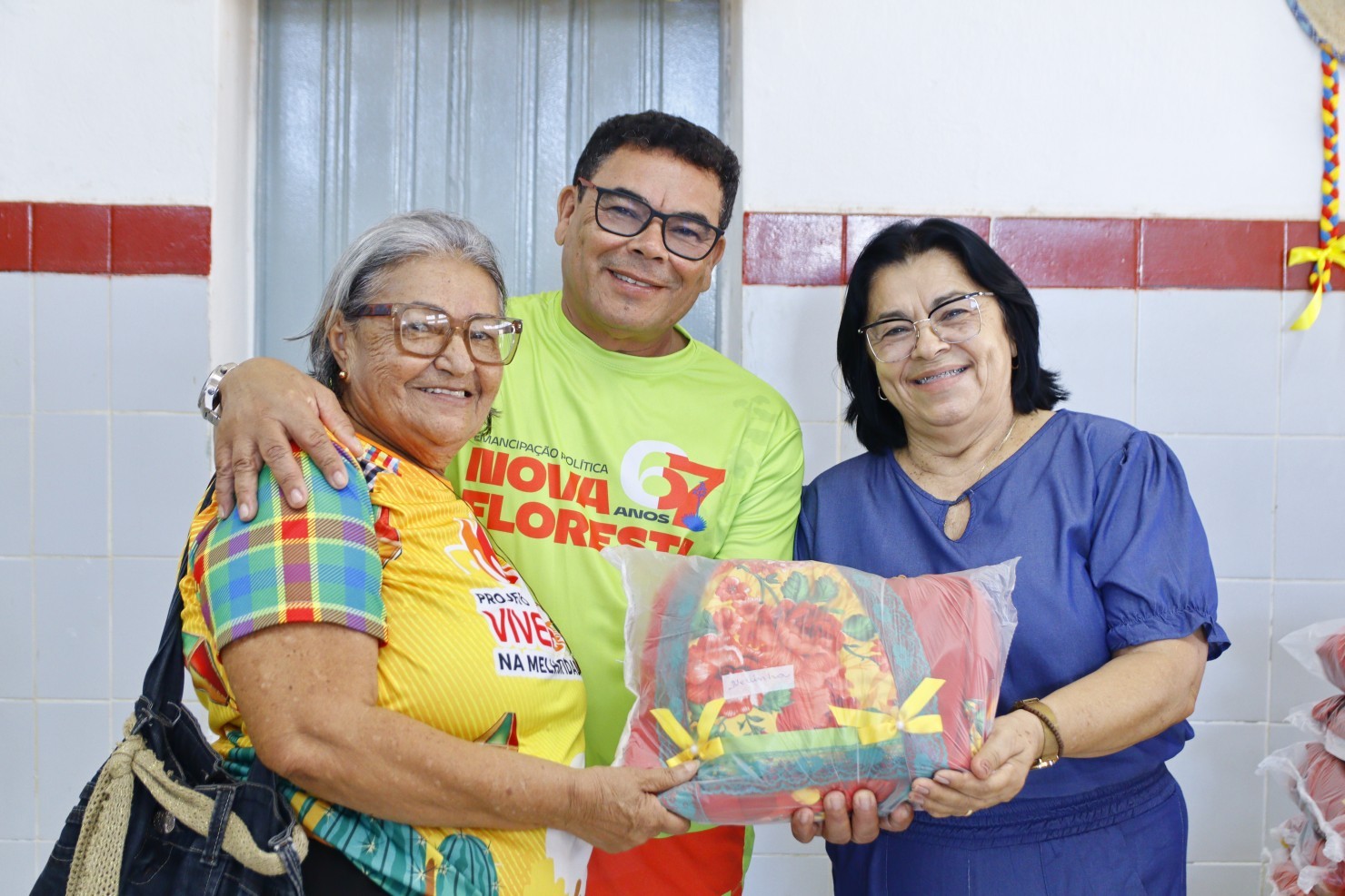 Idosas do CRAS recebem figurinos para apresentações juninas da programação de emancipação política