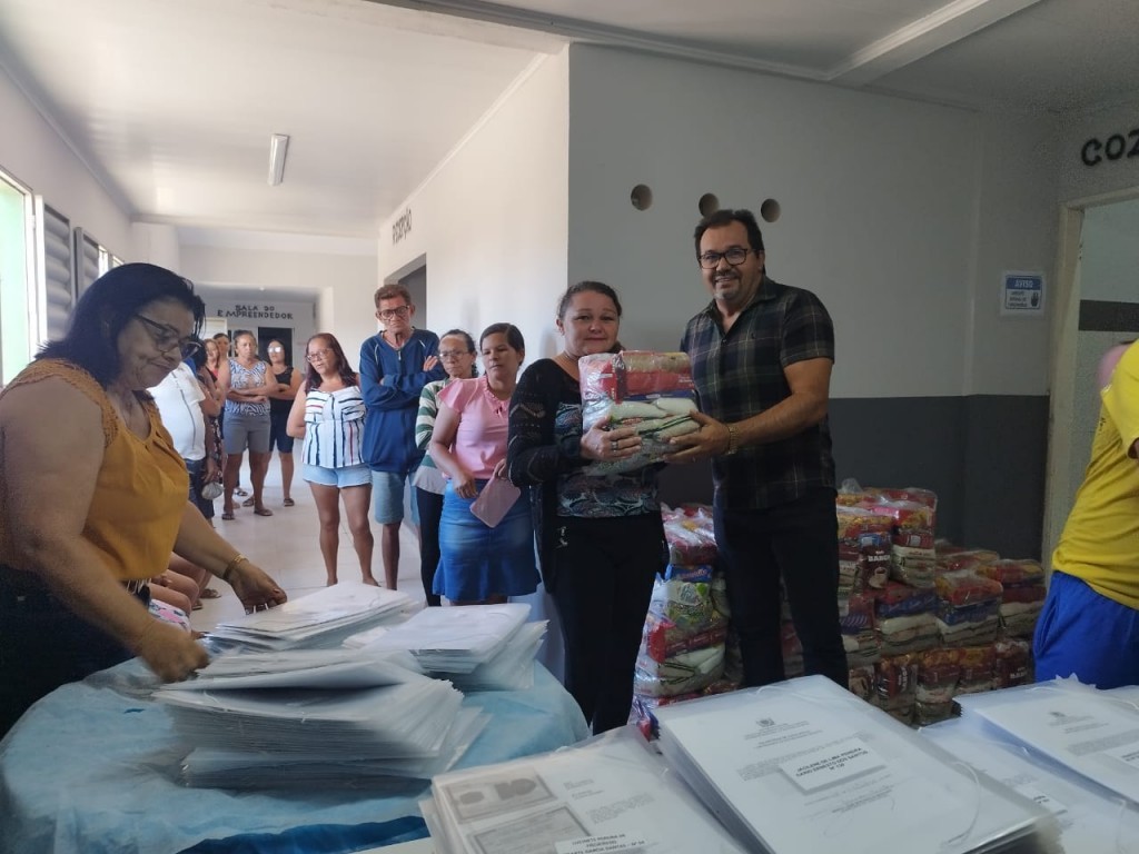 Prefeitura de Nova Floresta realiza entrega de cestas básicas.