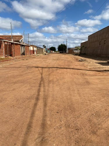Prefeito Jarson Santos acompanha o inicio de mais uma obra de terraplanagem para pavimentação em paralelepípedo.