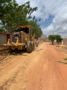 PREFEITURA INICIA AS OBRAS DE TERRAPLANAGEM NA RUA MANUEL JOÃO FILHO PARA PAVIMENTAÇÃO