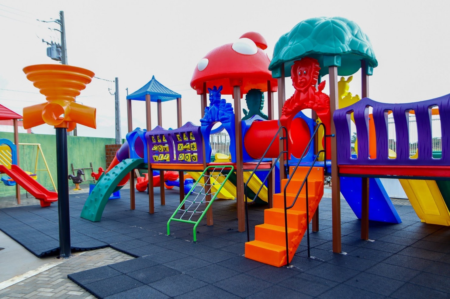 Creche Jéssica Dantas recebe novo playground para atividades lúdicas e recreativas