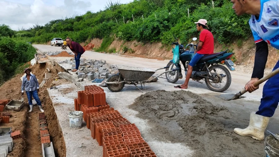 Prefeito Jarson acompanha obras na ladeira da Pedra D'água