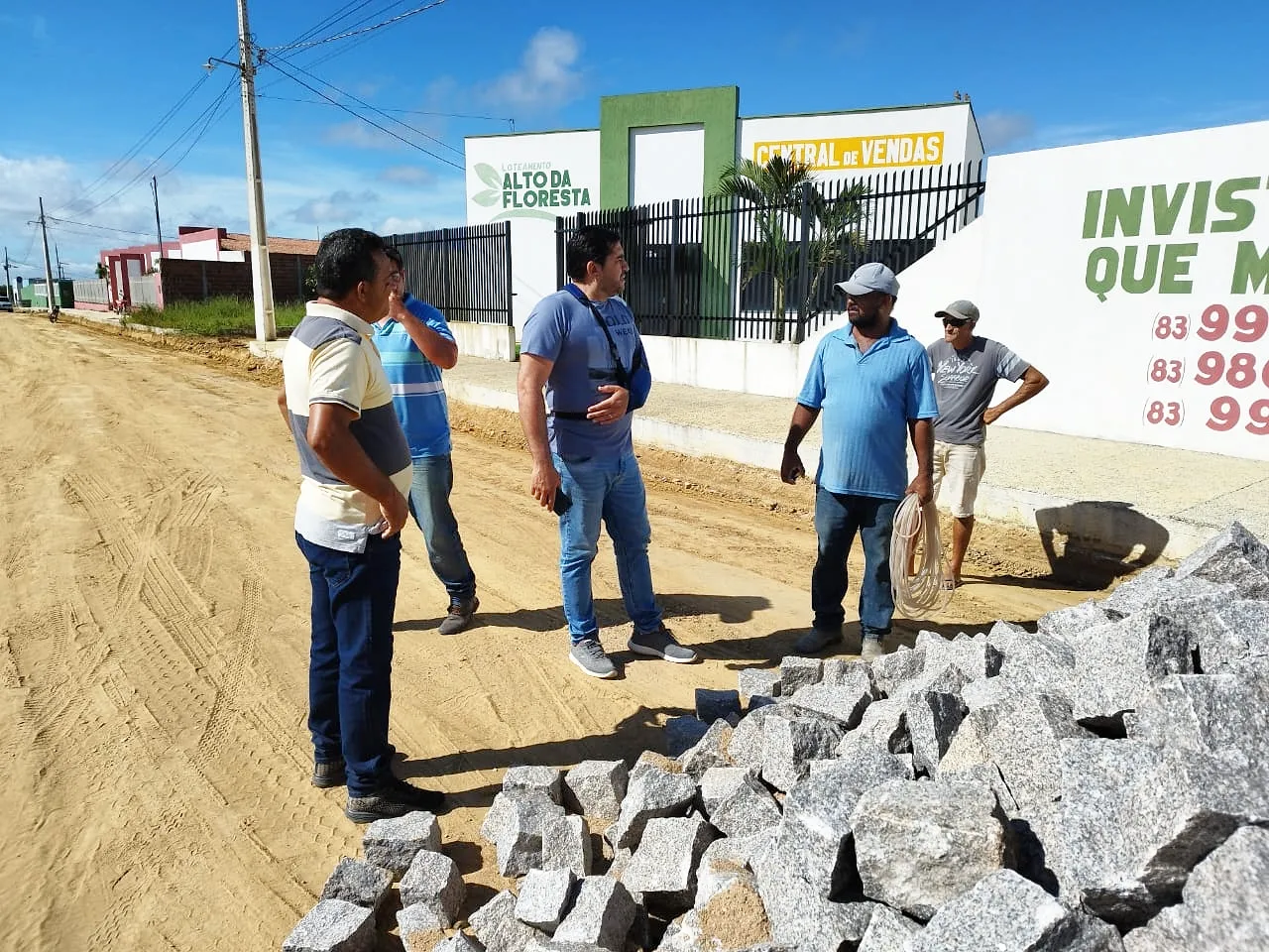 Prefeito Jarson acompanha início da pavimentação nas margens da BR-104