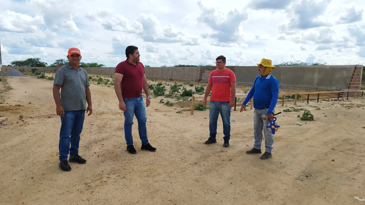 Prefeito Jarson acompanha obras de construção de novo Cemitério