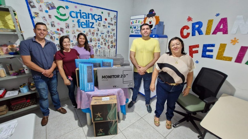 Prefeito Jarson Santos realiza entrega de equipamentos de informática para secretarias.