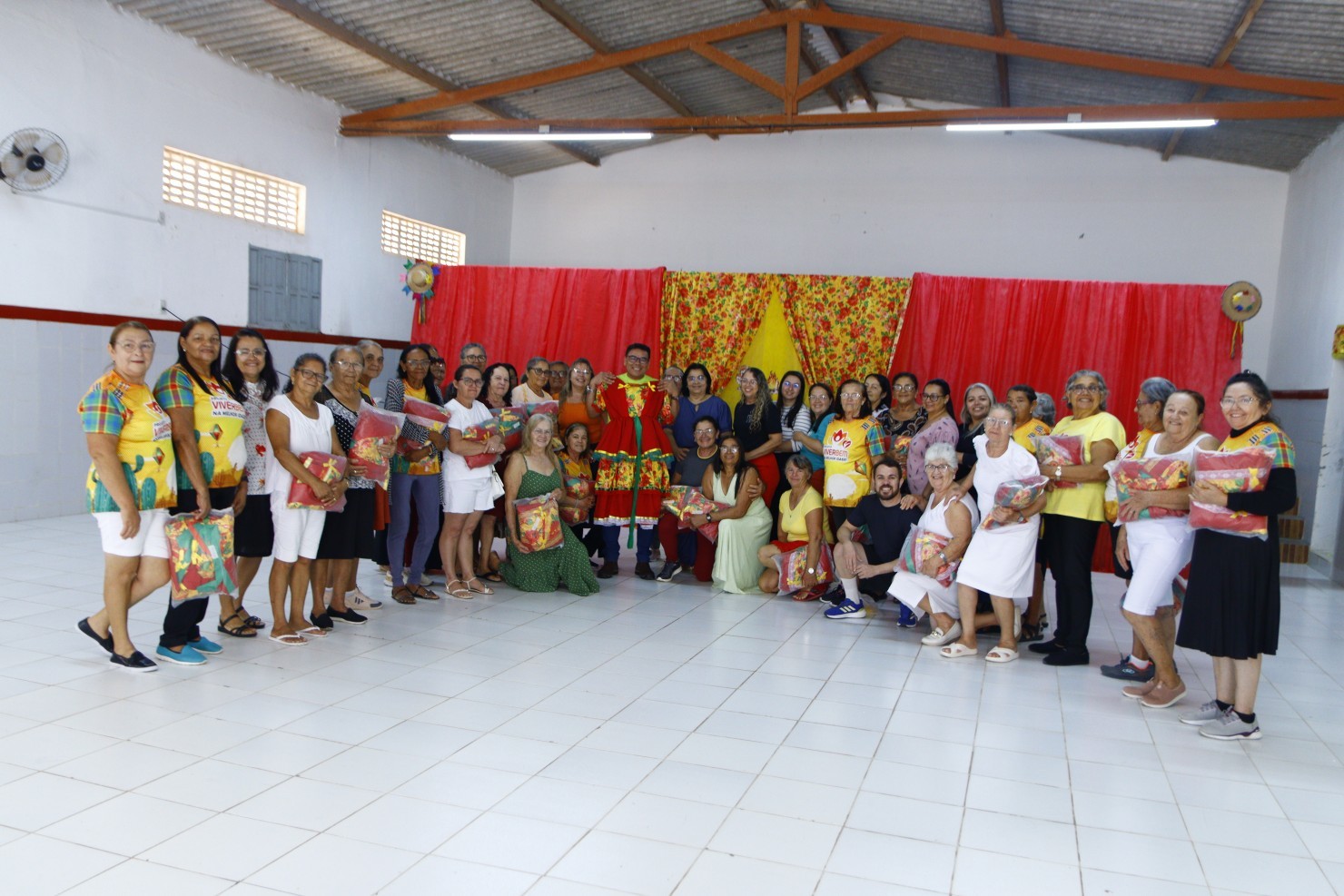 Idosas do CRAS recebem figurinos para apresentações juninas da programação de emancipação política