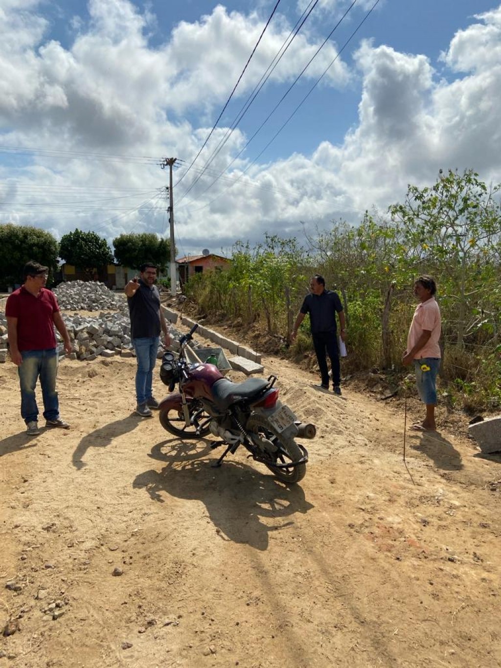 Prefeito Jarson acompanha obra de Pavimentação em Paralelepípedo.