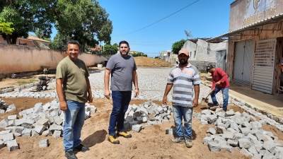 Prefeito Jarson acompanha obras de pavimentação da rua Menésio Dantas