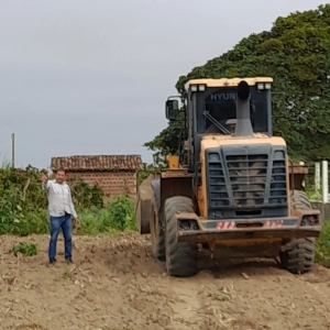 Prefeitura de Nova Floresta realiza serviços de corte de terra em propriedades rurais