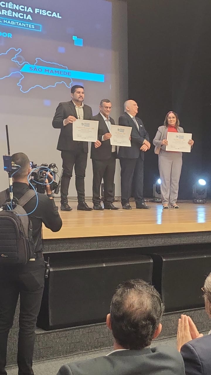 O prefeito Jarson Santos recebe premiação do Band Cidades Excelentes