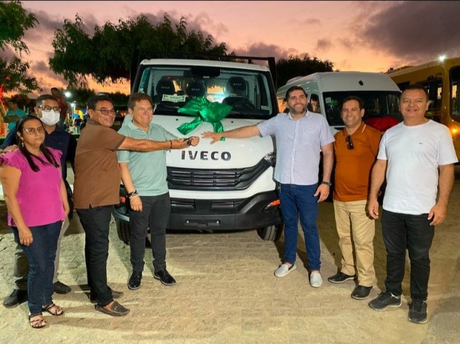 Inaugurações de auditórios nas Escolas Municipais e Entrega de Veículos
