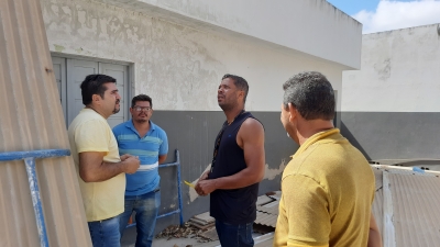 Prefeito Jarson acompanha início da substituição da cobertura metálica no Ginásio Alexandre Pereira Lima