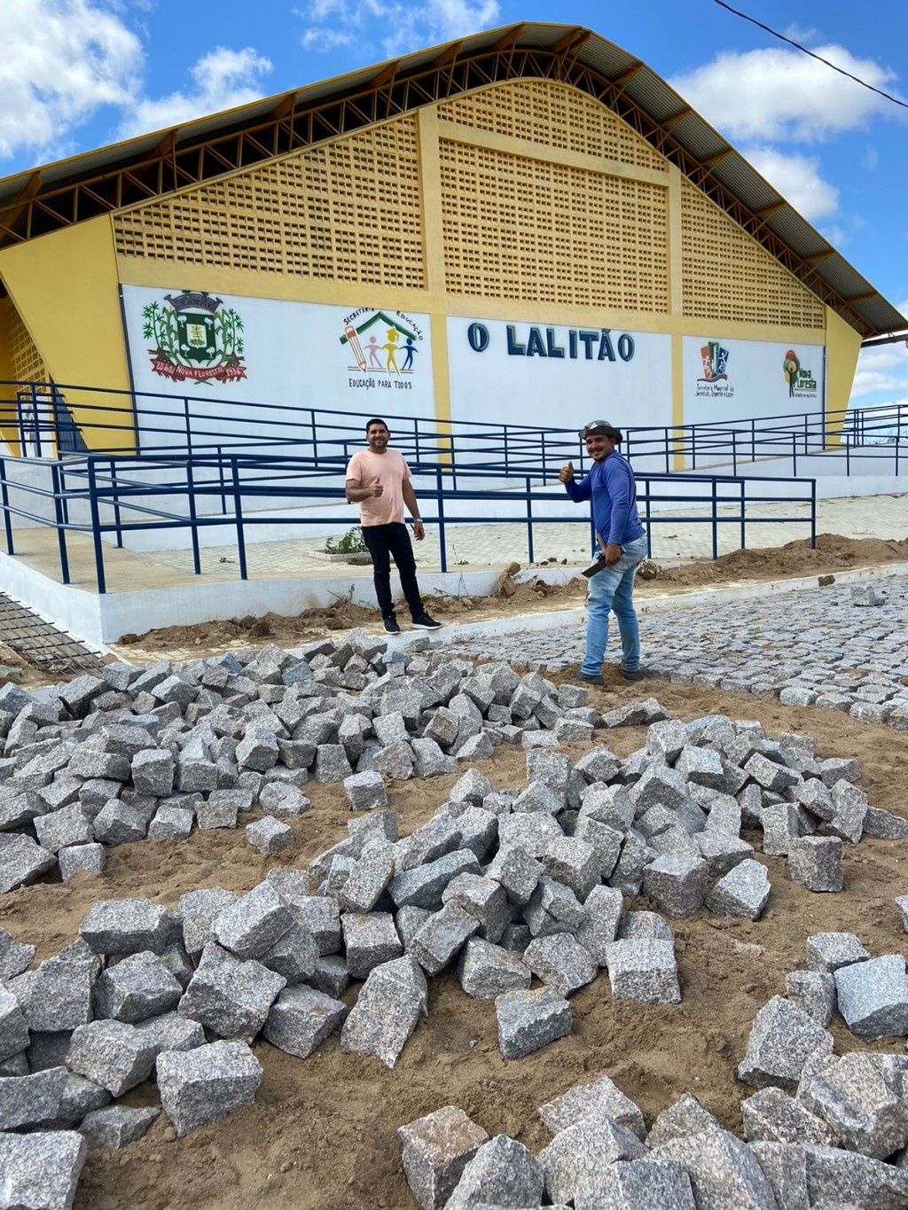 Prefeito Jarson acompanha andamento de Pavimentação q da acesso a escola José Rolderick.