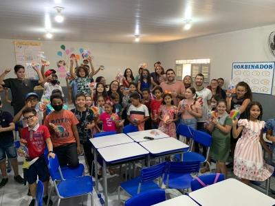 Prefeitura realiza entrega kits às crianças nas escolas da rede municipal de ensino.