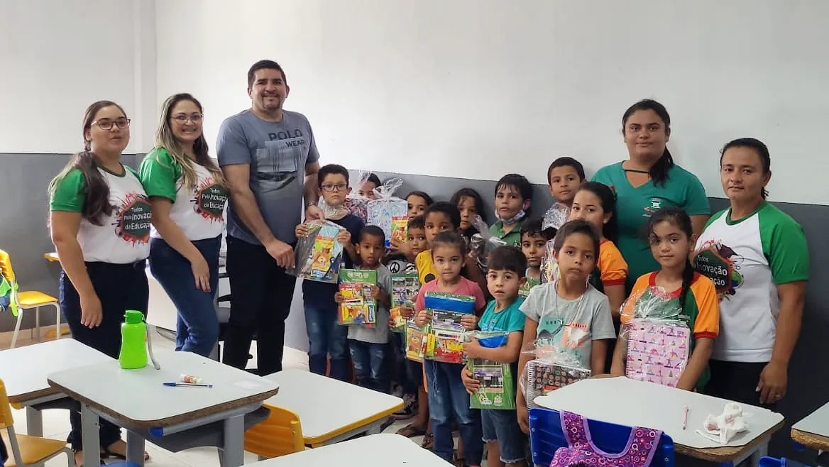 Alunos da Rede Municipal de Ensino recebem kits escolares