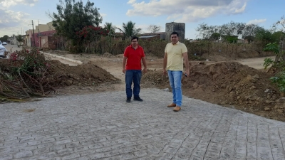Prefeito Jarson acompanha obras de pavimentação de trechos de ruas no bairro Maria Faustino
