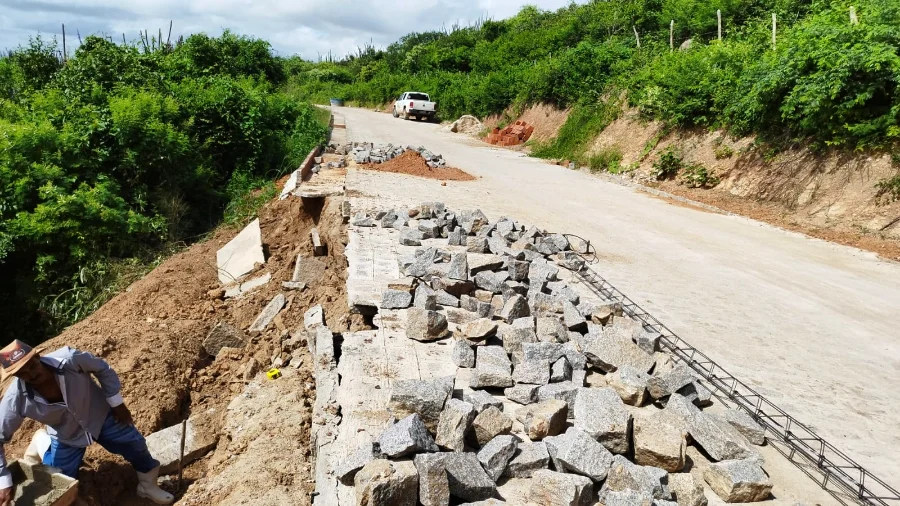Prefeito Jarson acompanha obras na ladeira da Pedra D'água