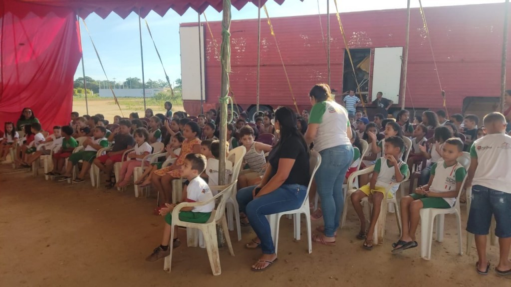 A Prefeitura Municipal de Nova Floresta juntamente com a Secretaria de Educação, promoveram uma manhã circense para os alunos das Escolas Municipais