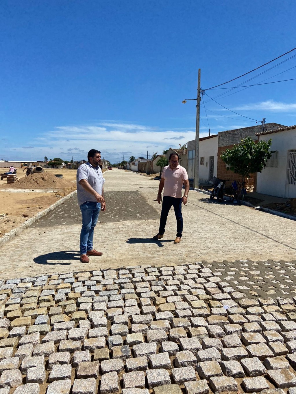 Prefeito Jarson Santos acompanha finalização de pavimentação em paralelepípedo.