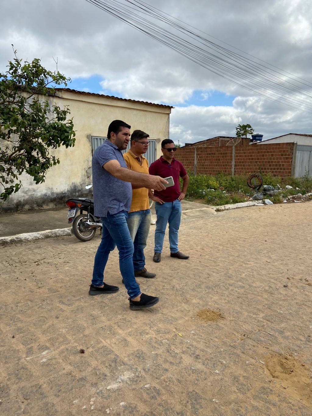 Prefeito Jarson Santos acompanha terraplanagem para pavimentação no conjunto mãe lolo.