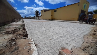 Prefeito Jarson visita obras de pavimentação na rua Menésio Dantas