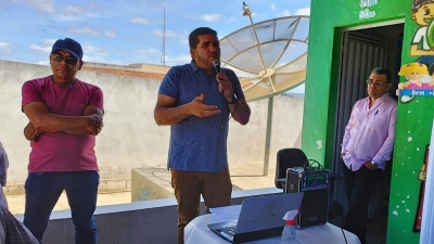 Prefeito Jarson realiza entrega de trator agrícola para comunidade rural
