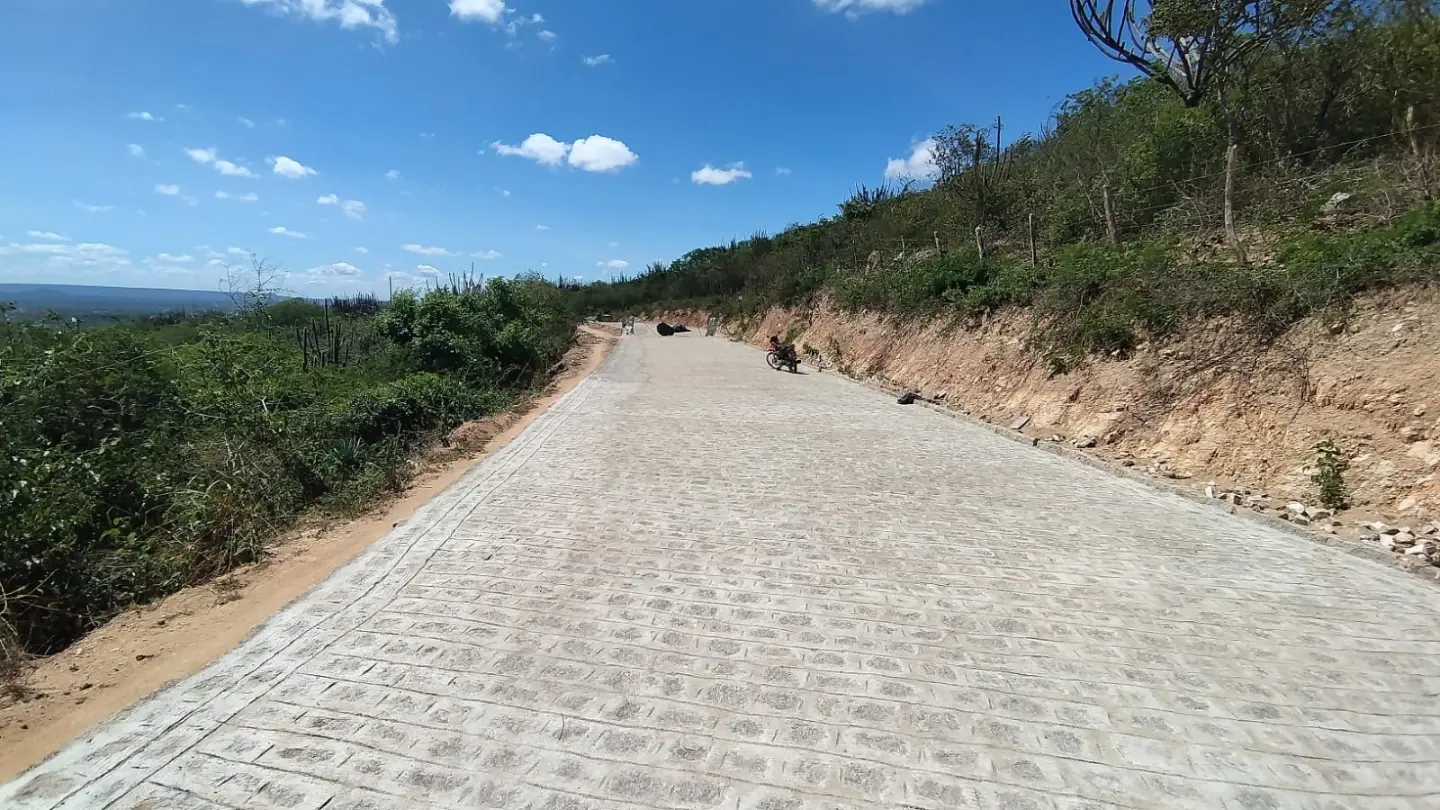 Prefeito Jarson acompanha obras de pavimentação da ladeira da Pedra D'água