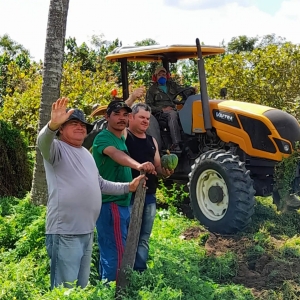 Prefeitura de Nova Floresta realiza serviços de corte de terra em propriedades rurais