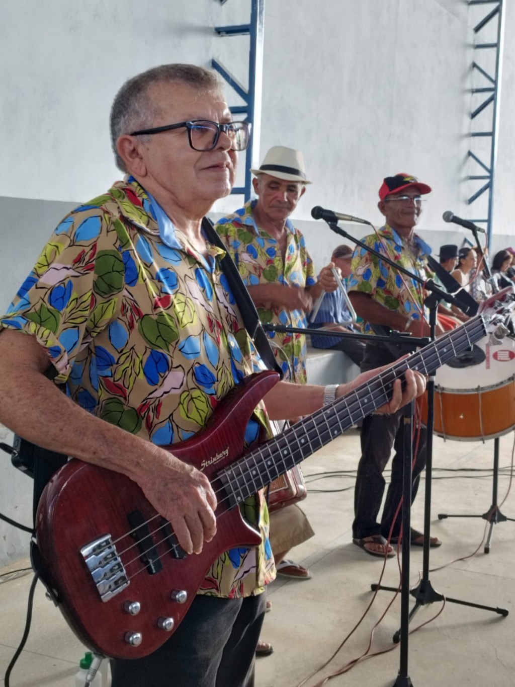 Prefeitura de Nova Floresta realiza Forró dos Idosos especial de Dia dos Pais e entrega fardamentos