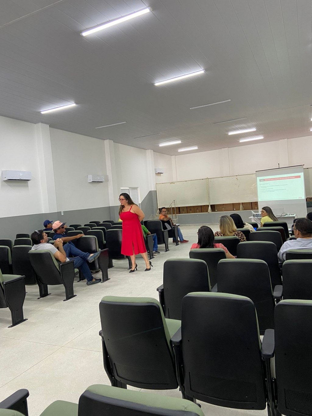 Prefeitura de Nova Floresta realiza Capacitação das Novas leis de Licitação para Secretários Municipais e equipe de Licitação.