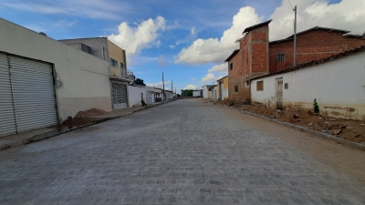 Prefeito Jarson acompanha obras de pavimentação de trechos de ruas no bairro Maria Faustino