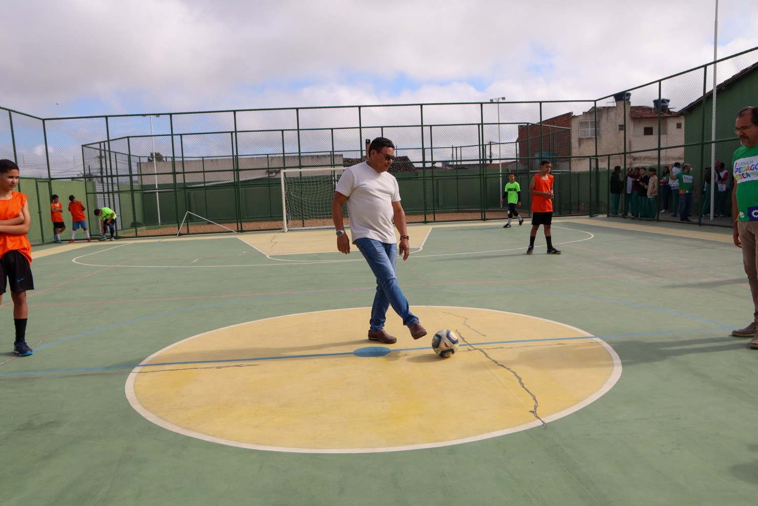 Secretaria de Educação entrega novos materiais esportivos para escolas municipais