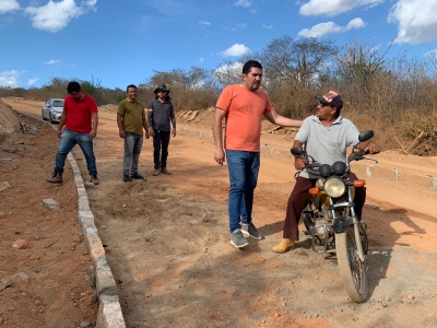 PREFEITURA RETOMA AS OBRAS DA LADEIRA DA PEDRA D'ÁGUA, NA ZONA RURAL.